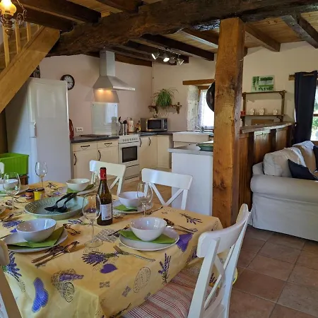 Spacieuse Maison à Avec Jardin Privatif - Fr-1-653-213 Hébergement de vacances Massignac