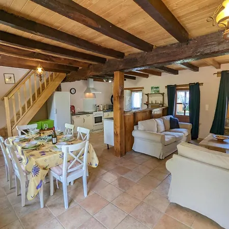Hébergement de vacances Spacieuse Maison à Avec Jardin Privatif - Fr-1-653-213 Massignac