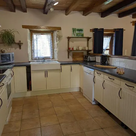 Hébergement de vacances Spacieuse Maison à Avec Jardin Privatif - Fr-1-653-213 *