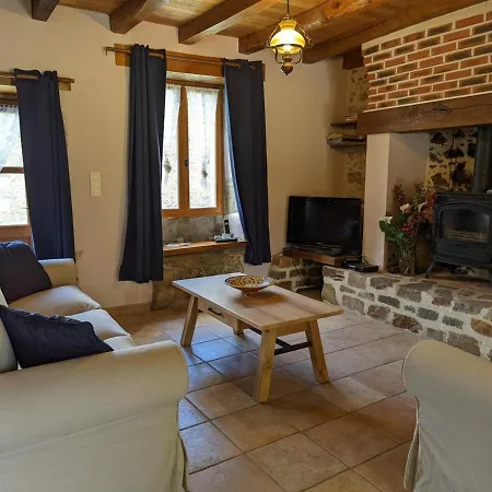 Spacieuse Maison à Avec Jardin Privatif - Fr-1-653-213 * Massignac