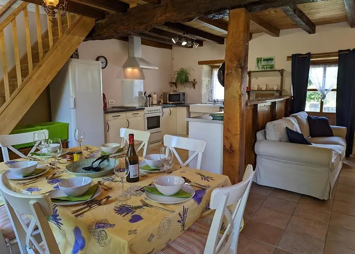 Spacieuse Maison A Avec Jardin Privatif - Fr-1-653-213 بيت للعطل Massignac